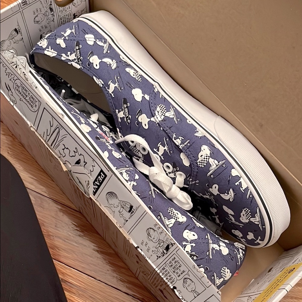 NIB Vans Men’s Peanuts/Snoopy navy and white sneakers in size 13 - Picture 4 of 9